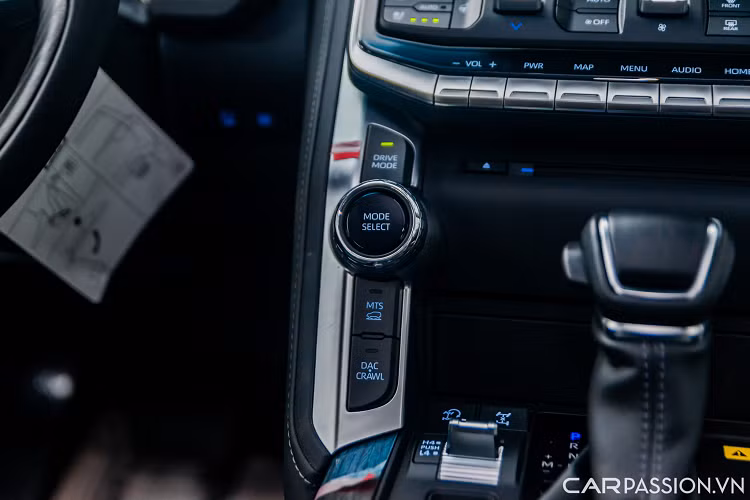 Màn hình giải trí trung tâm có kích thước 12,3 inch, đặt nổi trên bảng điều khiển. Màn hình hỗ trợ kết nối Bluetooth, Android Auto và Apple CarPlay cùng với 14 loa JBL. Ngoài ra, xe còn trang bị sạc không dây chuẩn Qi, màn hình HUD và nút khởi động tích hợp mã hóa vân tay.