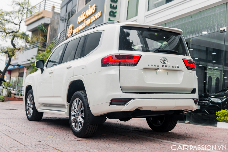 Bậc bệ bước chân đặt cố định giúp người dùng ra vào dễ dàng. Cụm đèn hậu thiết kế mới hiện đại hơn và sử dụng công nghệ LED. Các chi tiết đồ họa bên trong đèn tinh xảo và bắt mắt hơn so với đời trước. Thanh mạ chrome nối liền giữa 2 đèn của thế hệ cũ đã bị lược bỏ trên LC300.