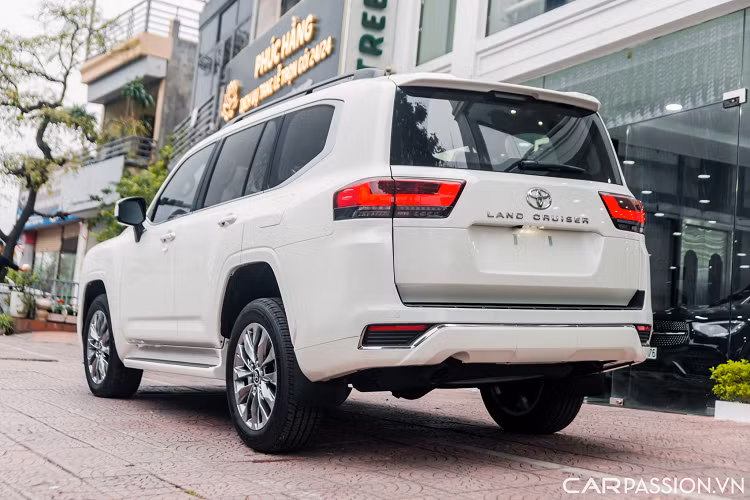 Bậc bệ bước chân đặt cố định giúp người dùng ra vào dễ dàng. Cụm đèn hậu thiết kế mới hiện đại hơn và sử dụng công nghệ LED. Các chi tiết đồ họa bên trong đèn tinh xảo và bắt mắt hơn so với đời trước. Thanh mạ chrome nối liền giữa 2 đèn của thế hệ cũ đã bị lược bỏ trên LC300.