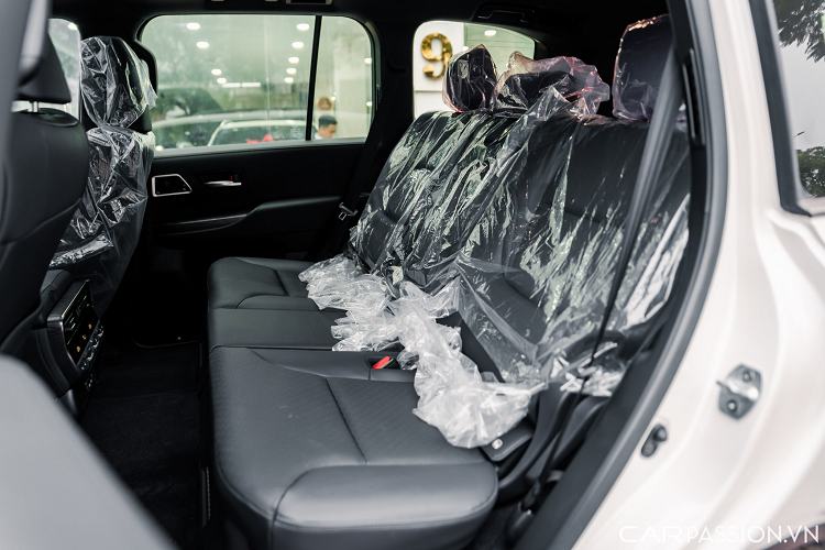 Ngoài ra còn có thêm lựa chọn tự động trong hệ thống thích nghi địa hình (Auto Terrain Select). Màn hình trung tâm phía sau vô lăng là sự kết hợp giữa đồng hồ kỹ thuật số và đồng hồ Analog truyền thống có kích thước lớn hơn (7 inch) hiển thị nhiều thông tin hơn thế hệ cũ.