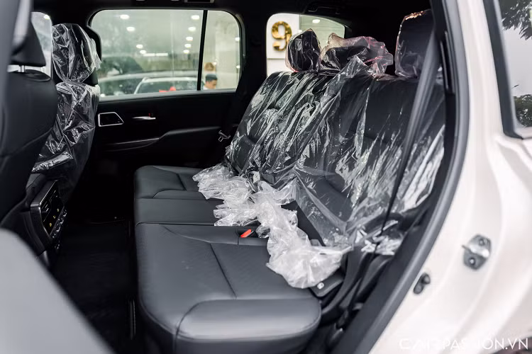 Ngoài ra còn có thêm lựa chọn tự động trong hệ thống thích nghi địa hình (Auto Terrain Select). Màn hình trung tâm phía sau vô lăng là sự kết hợp giữa đồng hồ kỹ thuật số và đồng hồ Analog truyền thống có kích thước lớn hơn (7 inch) hiển thị nhiều thông tin hơn thế hệ cũ.