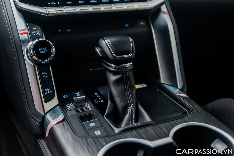 Nét sang trọng và tinh tế của Land Cruiser LC 300 đến từ các chất liệu cao cấp như da, gỗ và các chi tiết mạ crom lạnh không chỉ bắt mắt mà mát lạnh mỗi khi chạm tay vào. Cụm cần số thiết kế lớn và nam tính. Vô-lăng được bọc da, ốp gỗ với thiết kế 4 chấu, có tính năng sưởi, chỉnh điện 4 hướng và tích hợp nhiều phím chức năng.