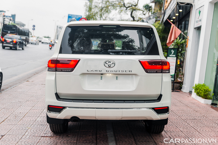 Hiện giá xe Toyota Land Cruiser LC 300 VXR 2022 phiên bản 5 chỗ ngồi đang được rao bán tại showroom xe sang ở Hà Nội với mức giá lên đến 7,7 tỷ đồng. Hiện giá xe Toyota Land Cruiser thế hệ mới chính hãng có giá hơn 4,1 tỷ đồng nhưng đang không có hàng để bán, thậm chí nếu có cũng kênh giá cả tỷ đồng.