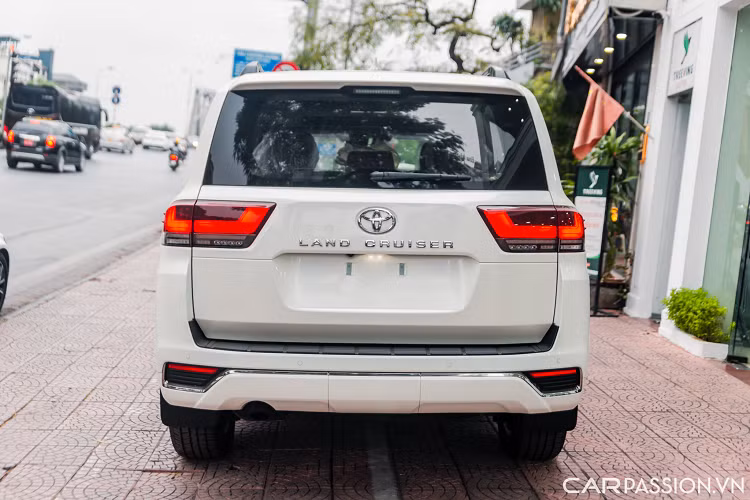 Hiện giá xe Toyota Land Cruiser LC 300 VXR 2022 phiên bản 5 chỗ ngồi đang được rao bán tại showroom xe sang ở Hà Nội với mức giá lên đến 7,7 tỷ đồng. Hiện giá xe Toyota Land Cruiser thế hệ mới chính hãng có giá hơn 4,1 tỷ đồng nhưng đang không có hàng để bán, thậm chí nếu có cũng kênh giá cả tỷ đồng.