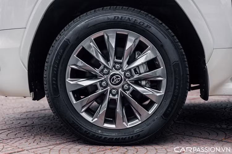 Land Cruiser LC300 phát triển trên nền tảng GA-F mới dựa trên khung gầm TNGA giảm trọng lượng xe, tăng độ cứng và hạ thấp trọng tâm. Đồng thời cải thiện treo với hệ thống treo tay đòn kép phía trước và liên kết 4 điểm phía sau. Bộ mâm trang bị trên xe là loại đa chấu kích thước 20 inch hoàn thiện màu bóng.