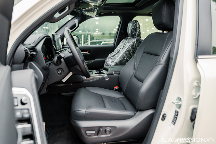 Đặc biệt hơn, chiếc xe này chỉ trang bị 2 hàng ghế với 5 chỗ ngồi khác biệt. Thông thường những chiếc LC 300 đang xuất hiện trong nước đều được trang bị 3 hàng ghế với 7 chỗ ngồi. Land Cruiser LC 300 2022 có 6 chế độ lái là Eco, Comfort, Normal, Sport, Sport + và cuối cùng là Custom theo ý người dùng.