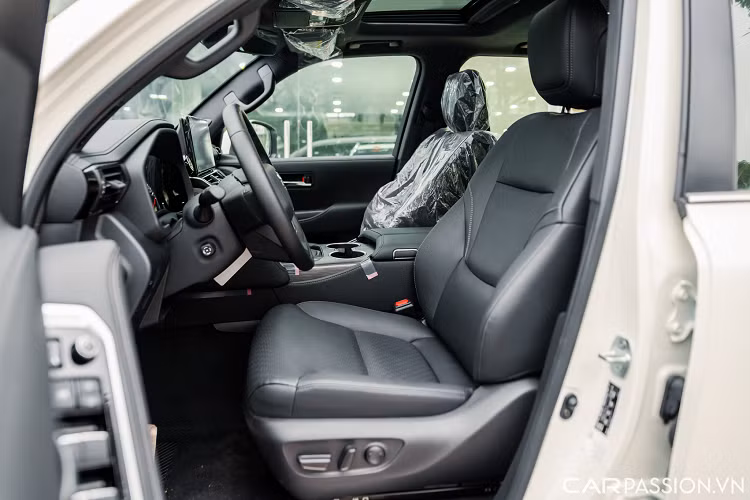 Đặc biệt hơn, chiếc xe này chỉ trang bị 2 hàng ghế với 5 chỗ ngồi khác biệt. Thông thường những chiếc LC 300 đang xuất hiện trong nước đều được trang bị 3 hàng ghế với 7 chỗ ngồi. Land Cruiser LC 300 2022 có 6 chế độ lái là Eco, Comfort, Normal, Sport, Sport + và cuối cùng là Custom theo ý người dùng.