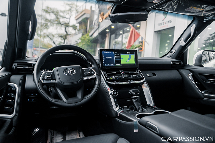 Gương chiếu hậu trong xe tích hợp chống chói tự động. Hệ thống điều hòa 4 vùng độc lập. Toàn bộ ghế được bọc da cao cấp màu đen, ghế người lái chỉnh điện 10 hướng và 3 chế độ nhớ ghế, có tính năng sưởi ghế và thông gió. Với ghế bên phụ vẫn trang bị chỉnh điện 8 hướng, có tính năng sưởi ghế và thông gió.