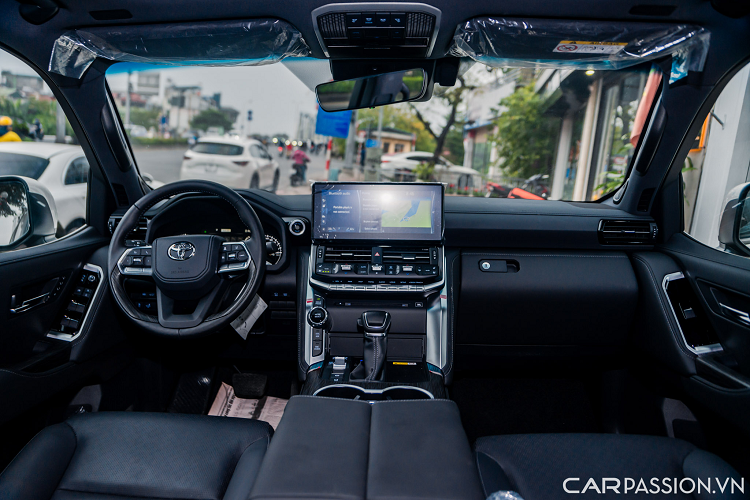 Ở thế hệ mới, LC 300 đã mang đến làn gió mới cho những ai yêu thích thương hiệu Toyota với không gian thiết kế đã được hãng xe Nhật "đập đi xây lại" cho cảm nhận sang trọng và rộng rãi hơn.