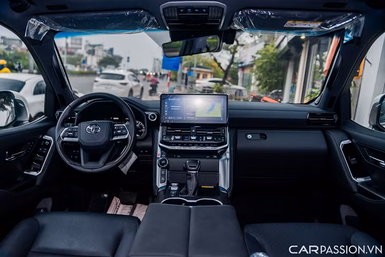 Ở thế hệ mới, LC 300 đã mang đến làn gió mới cho những ai yêu thích thương hiệu Toyota với không gian thiết kế đã được hãng xe Nhật "đập đi xây lại" cho cảm nhận sang trọng và rộng rãi hơn.