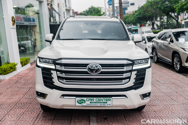 Đây là chiếc xe được nhập khẩu nguyên chiếc từ thị trường Nga. Về mặt thiết kế, ngoại thất của Land Cruiser LC 300 VXR được bổ sung thêm gói bodykit hầm hố hơn so với bản tiêu chuẩn đang có mặt trong nước. Cản trước cỡ lớn với ốp viền kim loại tại cụm đèn gầm.