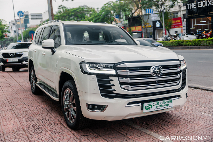 Tại thị trường Việt Nam hiện tại vẫn có một số những chiếc Toyota Land Cruiser phiên bản VXR cao cấp hơn phiên bản chính hãng được nhập khẩu về phục vụ những người dùng xe. Một trong những phiên bản cao cấp nhất từng được cập bến Việt Nam phải kể đến chiếc Toyota Land Cruiser VXR 5 chỗ ngồi hiếm hoi tại Việt Nam.