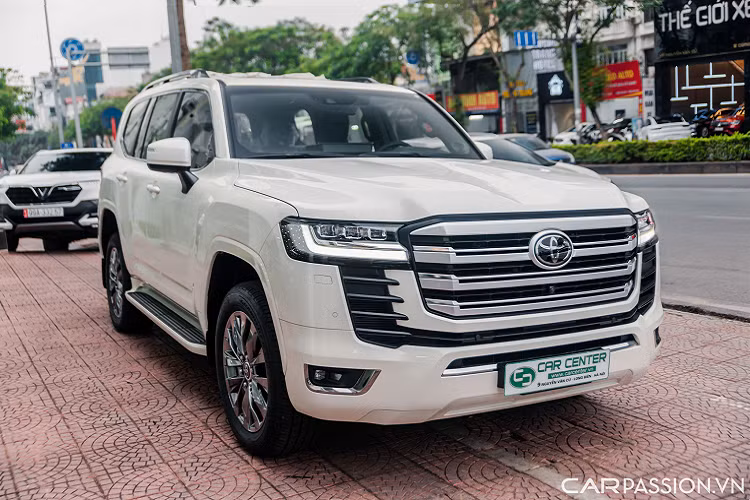 Tại thị trường Việt Nam hiện tại vẫn có một số những chiếc Toyota Land Cruiser phiên bản VXR cao cấp hơn phiên bản chính hãng được nhập khẩu về phục vụ những người dùng xe. Một trong những phiên bản cao cấp nhất từng được cập bến Việt Nam phải kể đến chiếc Toyota Land Cruiser VXR 5 chỗ ngồi hiếm hoi tại Việt Nam.