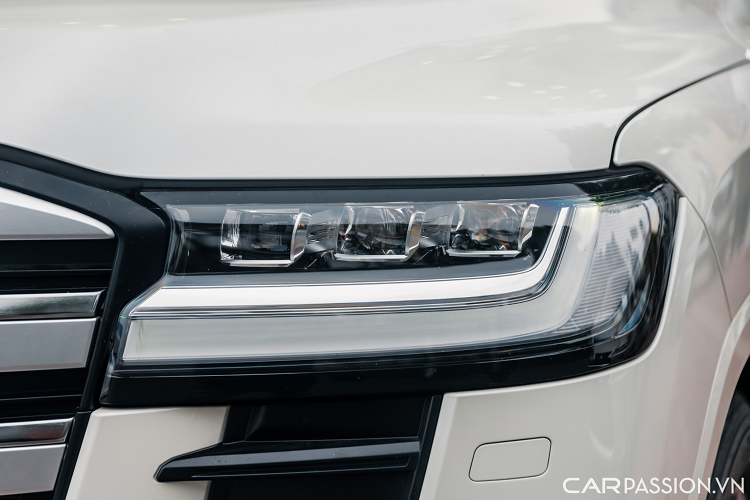 Cụm lưới tản nhiệt được bổ sung thêm bộ khung làm từ nhựa sơn trùng màu ngoại thất trong khi phía dưới đèn pha có các thanh ngang màu đen to bản hơn bản VX.Cụm đèn pha chính được thiết kế vuông vức và gọn gàng hơn, bên trong là 3 cụm LED projector và dải đèn ban ngày hình chữ L.