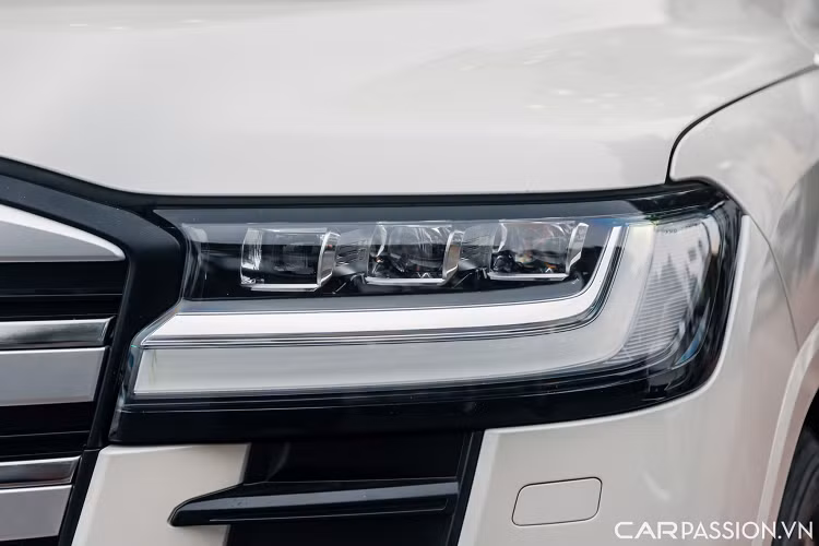 Cụm lưới tản nhiệt được bổ sung thêm bộ khung làm từ nhựa sơn trùng màu ngoại thất trong khi phía dưới đèn pha có các thanh ngang màu đen to bản hơn bản VX.Cụm đèn pha chính được thiết kế vuông vức và gọn gàng hơn, bên trong là 3 cụm LED projector và dải đèn ban ngày hình chữ L.