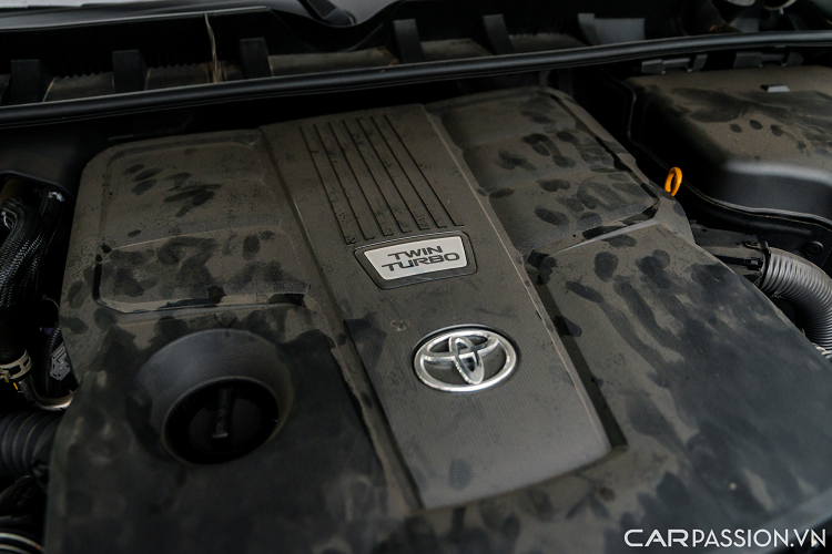 Toyota Land Cruiser LC 300 VXR sử dụng động cơ xăng dung tích 3.5 lít tăng áp, công suất 409 mã lực và mô-men xoắn 650 Nm. Động cơ này được kết hợp với hộp số tự động 10 cấp. Toyota Land Cruiser tăng tốc từ 0 - 100 km/h trong 6,7 giây.