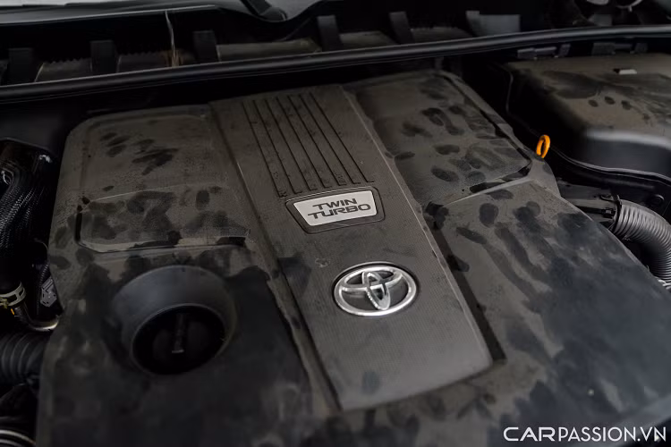 Toyota Land Cruiser LC 300 VXR sử dụng động cơ xăng dung tích 3.5 lít tăng áp, công suất 409 mã lực và mô-men xoắn 650 Nm. Động cơ này được kết hợp với hộp số tự động 10 cấp. Toyota Land Cruiser tăng tốc từ 0 - 100 km/h trong 6,7 giây.