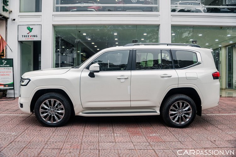 Hốc bánh xe trước và sau được thiết kế vuông vức, tạo sự cứng cáp hơn thế hệ cũ. Xe sở hữu kích thước dài x rộng x cao lần lượt là 4.965 x 1.980 x 1.945 (mm). Chiều dài cơ sở đạt 2.850 mm. Khoảng sáng lên đến 235 mm. Khung gầm và hệ thống treo mới tối ưu hơn khả năng offroad.
