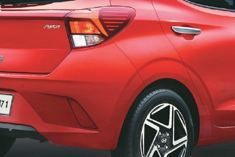 Trong khi đó, những chi tiết còn lại của Hyundai Grand i10 2023 như đèn pha, nắp ca-pô, sườn xe, cản sau hay cánh gió mui vẫn giữ nguyên như phiên bản cũ. Xe sẽ có 6 tùy chọn màu sơn ngoại thất là trắng, xám, bạc, xanh lá, xanh dương và đỏ. Ngoài ra, xe còn có thể kết hợp 2 màu sơn là xanh lá - nóc đen và trắng - nóc đen.