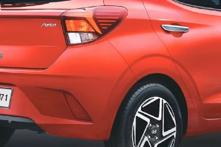 Trong khi đó, những chi tiết còn lại của Hyundai Grand i10 2023 như đèn pha, nắp ca-pô, sườn xe, cản sau hay cánh gió mui vẫn giữ nguyên như phiên bản cũ. Xe sẽ có 6 tùy chọn màu sơn ngoại thất là trắng, xám, bạc, xanh lá, xanh dương và đỏ. Ngoài ra, xe còn có thể kết hợp 2 màu sơn là xanh lá - nóc đen và trắng - nóc đen.