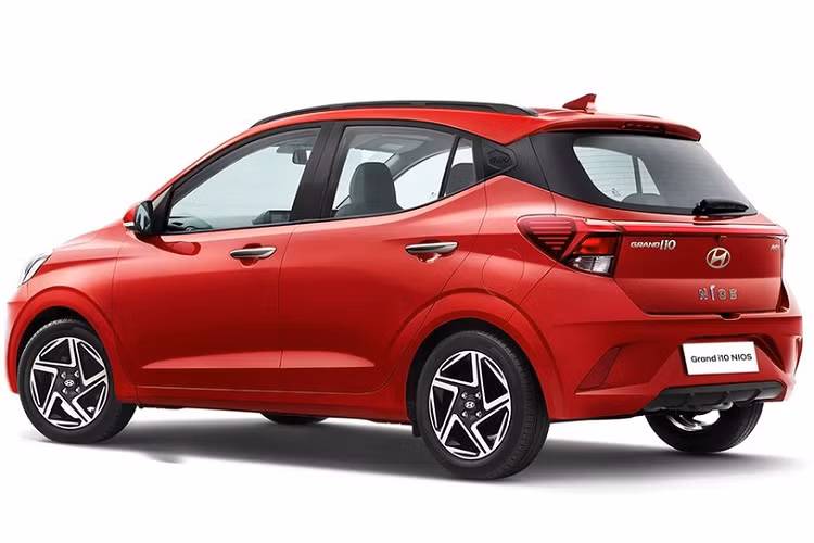 Trong khi đó, 6 túi khí, hệ thống cân bằng điện tử, hệ thống kiểm soát thân xe, hỗ trợ khởi hành ngang dốc, đèn pha tự động, cảnh báo áp suất lốp, camera lùi, móc ghế trẻ em ISOFIX và gương chiếu hậu 2 chế độ ngày/đêm là trang bị tùy chọn của xe. Đáng tiếc là Hyundai Grand i10 2023 đã bị cắt bỏ động cơ xăng tăng áp, dung tích 1.0L mạnh 100 mã lực.