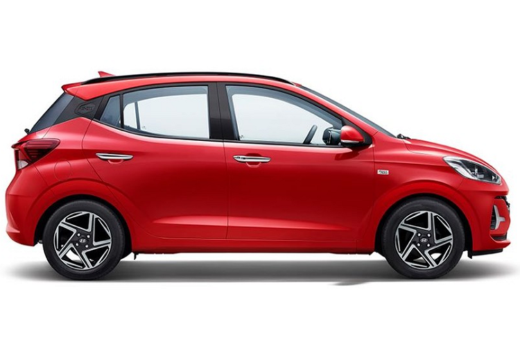 Thay vì có thiết kế hình chữ "V" như cũ, dải đèn LED định vị ban ngày của Hyundai Grand i10 2023 lại được tạo hình phi tiêu 3 cánh mới. Ngoài ra, dải đèn LED định vị ban ngày còn được chuyển vị trí từ bên trong lưới tản nhiệt sang hai bên đầu xe và bao quanh khe gió. Bên sườn, Hyundai Grand i10 2023 cũng có một trang bị mới, đó là bộ vành hợp kim 15 inch.