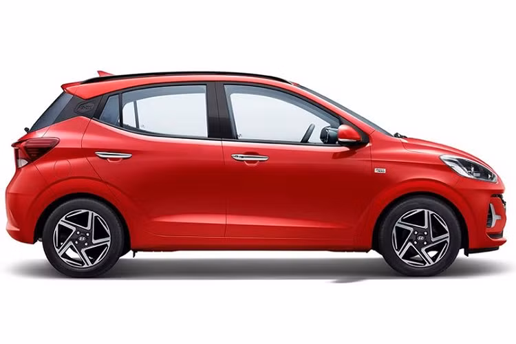 Thay vì có thiết kế hình chữ "V" như cũ, dải đèn LED định vị ban ngày của Hyundai Grand i10 2023 lại được tạo hình phi tiêu 3 cánh mới. Ngoài ra, dải đèn LED định vị ban ngày còn được chuyển vị trí từ bên trong lưới tản nhiệt sang hai bên đầu xe và bao quanh khe gió. Bên sườn, Hyundai Grand i10 2023 cũng có một trang bị mới, đó là bộ vành hợp kim 15 inch.