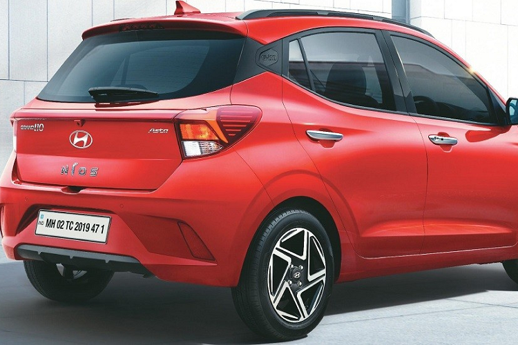 Bộ vành này có thiết kế 5 chấu và được sơn 2 màu thể thao. Đằng sau, mẫu xe hạng A đến từ Hàn Quốc được nâng cấp ở cụm đèn hậu LED. Không chỉ thay đổi thiết kế, 2 đèn hậu còn được nối liền với nhau bằng dải đèn nằm vắt ngang trên cửa cốp.