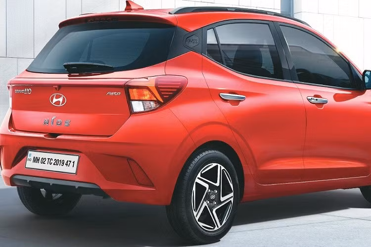 Bộ vành này có thiết kế 5 chấu và được sơn 2 màu thể thao. Đằng sau, mẫu xe hạng A đến từ Hàn Quốc được nâng cấp ở cụm đèn hậu LED. Không chỉ thay đổi thiết kế, 2 đèn hậu còn được nối liền với nhau bằng dải đèn nằm vắt ngang trên cửa cốp.