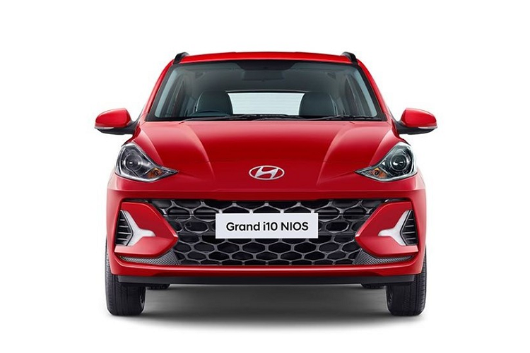 Qua những hình ảnh chính thức do hãng Hyundai tung ra, có thể thấy Grand i10 2023 được bổ sung đầu xe mới với lưới tản nhiệt lớn hơn và đi kèm mắt lưới hình tổ ong sơn màu đen. Sự thay đổi của lưới tản nhiệt kéo theo cản trước cũng được làm mới. Thay đổi tiếp theo là dải đèn LED định vị ban ngày.