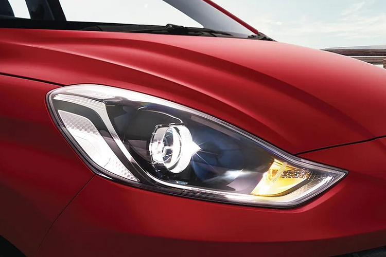 Chưa hết, Hyundai Grand i10 2023 còn có thêm những công nghệ mới như đèn pha tự động, cổng USB Type C, hệ thống kiểm soát hành trình, hệ thống cân bằng điện tử, hệ thống kiểm soát thân xe, hệ thống hỗ trợ khởi hành ngang dốc, móc ghế trẻ em ISOFIX và cảnh báo áp suất lốp.