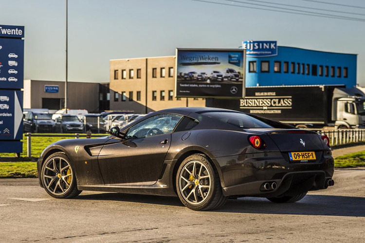 Siêu xe Ferrari 599 GTB Fiorano ra mắt lần đầu tại Geneva Motor Show 2006. Tên của chiếc xe được đặt theo trường đua Fiorano nổi tiếng của Ferrari.