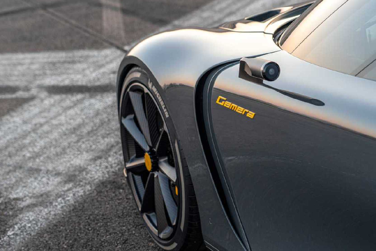 Theo tiêu chuẩn siêu xe, Gemera có nội thất sang trọng, ấn tượng. Đồng thời còn có các tiện nghi như 4 ghế có hệ thống sưởi, 8 ngăn đựng cốc (một số trong đó được sưởi ấm và làm mát), màn hình thông tin giải trí phía trước và phía sau, dàn âm thânh cao cấp 11 loa, điều hòa tự động 3 vùng, bộ sạc thiết bị không dây phía trước và sau.