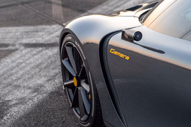 Theo tiêu chuẩn siêu xe, Gemera có nội thất sang trọng, ấn tượng. Đồng thời còn có các tiện nghi như 4 ghế có hệ thống sưởi, 8 ngăn đựng cốc (một số trong đó được sưởi ấm và làm mát), màn hình thông tin giải trí phía trước và phía sau, dàn âm thânh cao cấp 11 loa, điều hòa tự động 3 vùng, bộ sạc thiết bị không dây phía trước và sau.