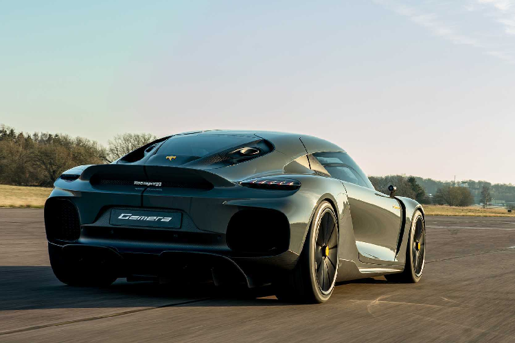 Mới đây Koenigsegg đã công bố thêm lựa chọn thứ hai về sức mạnh cho Gemera với khối động cơ V8 dung tích 5.0L tăng áp kép. Công suất sản sinh đạt 2.300 mã lực và mô-men xoắn 2.750 Nm với chuẩn nhiên liệu E85.