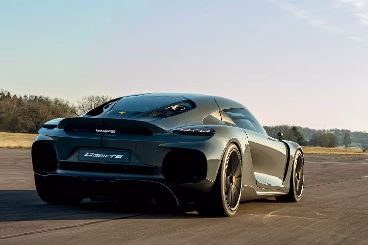 Mới đây Koenigsegg đã công bố thêm lựa chọn thứ hai về sức mạnh cho Gemera với khối động cơ V8 dung tích 5.0L tăng áp kép. Công suất sản sinh đạt 2.300 mã lực và mô-men xoắn 2.750 Nm với chuẩn nhiên liệu E85.