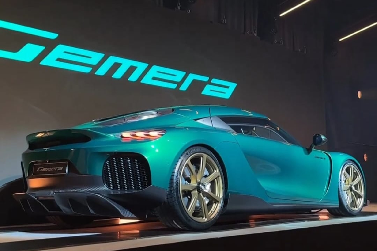 Việc nâng cấp lên động cơ lớn hơn so với máy TFG (Tiny Friendly Giant - tạm dịch "người khổng lồ thân hình tí hon") sẽ nâng giá xe Koenigsegg Gemera 4 chỗ ngồi thêm 400.000 USD. Động cơ V8 này sẽ kết hợp hộp số Light Speed 9 cấp của Koenigsegg.