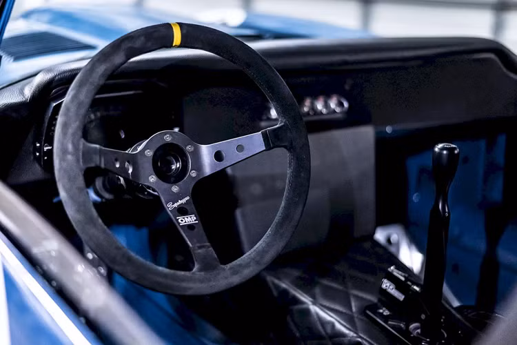 Khung phụ phía sau, hệ thống treo và bộ vi sai đều được mượn từ 5-Series E60. Trong khi đó, phanh trước được lấy từ chiếc Chevrolet Corvette đời 2003. Hoàn toàn không sai khi nói chiếc Jaguar E-Type này là xe “4-trong-1” khi thừa hưởng đầy đủ tinh hoa cơ khí từ các ngành công nghiệp ô tô Anh, Đức, Nhật và Mỹ.