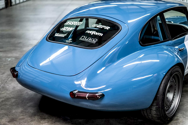 Hốc mâm xe cũng được hoàn thiện bằng sợi carbon, một công nghệ mà Jaguar chưa sử dụng tại thập niên 60 thế kỷ trước. Bên cạnh chiếc Jaguar E-Type của Faruk Kugay thực hiện, gian hàng Eneos tại triển lãm SEMA 2023 còn trưng bày những bản độ cũng rất ấn tượng khác như Nissan 350Z hai động cơ và Toyota Land Cruiser Pickup 1997.