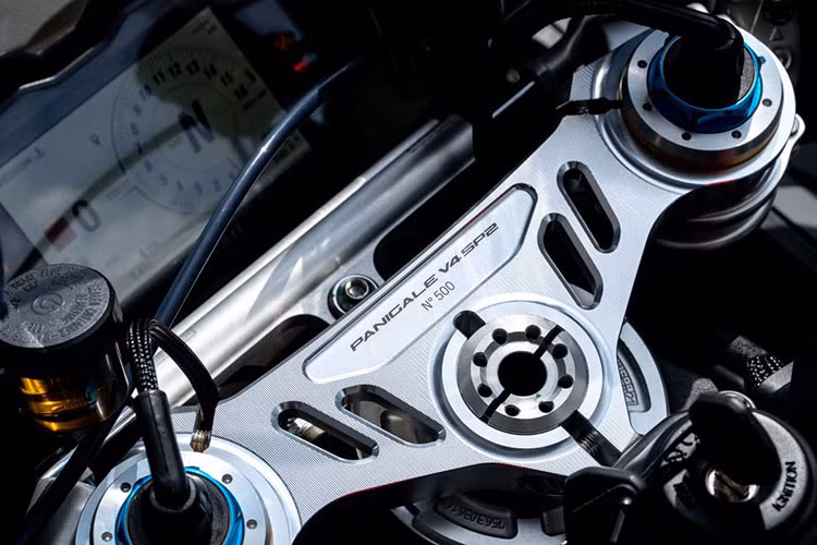Nhiều chi tiết trên xe được làm từ sợi carbon, nhờ đó, Panigale V4 SP2 có khối lượng khô chỉ 173 kg. Chiếc xe còn được tạo điểm nhấn bằng các chi tiết sơn đỏ hay biểu tượng cờ Ý cách điệu chạy khắp thân xe.