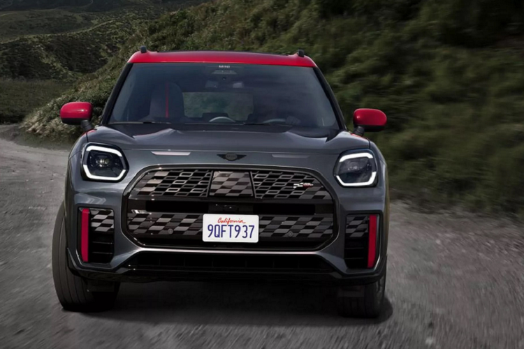 Một tin vui đối với fan hâm mộ Mini tại Mỹ và Úc, Countryman JCW sẽ chia sẻ hệ truyền động với BMW X1 M35i, tạo ra công suất 312 mã lực, nhưng không rõ liệu Mini có được điều chỉnh tương tự hay không.