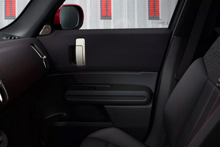 Countryman SE All4 (AWD) trang bị động cơ điện phía trước và phía sau, sản sinh công suất 308 mã lực, cho phép Mini Countryman tăng tốc lên 100 km/h trong 5,6 giây. Phạm vi hoạt động 287 dặm (462 km) khi sạc đầy.