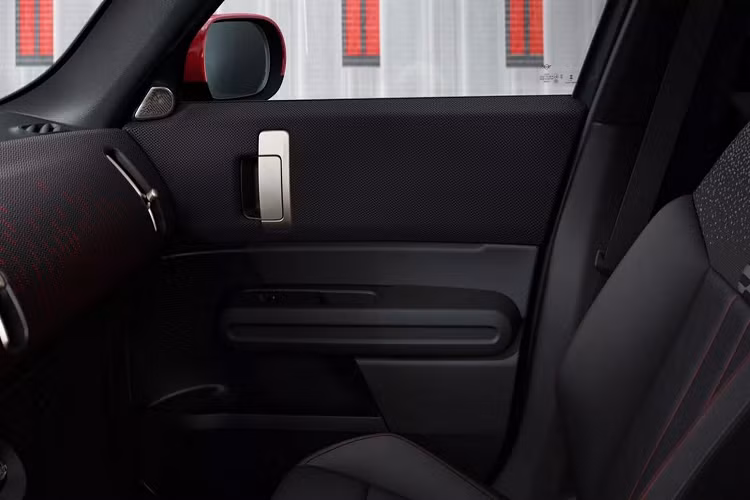 Countryman SE All4 (AWD) trang bị động cơ điện phía trước và phía sau, sản sinh công suất 308 mã lực, cho phép Mini Countryman tăng tốc lên 100 km/h trong 5,6 giây. Phạm vi hoạt động 287 dặm (462 km) khi sạc đầy.