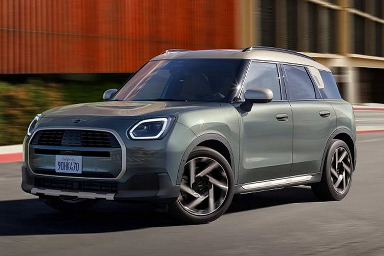 Đầu tiên là Mini Countryman C, trang bị động cơ 3 xi-lanh dung tích 1,5 lít tăng áp kết hợp với một động cơ điện nhỏ; tổng công suất 167 mã lực. Khả năng tăng tốc từ 0-100 km/h trong 8,3 giây. Tại Anh, Countryman C có các gói phong cách tùy chọn gồm Classic, Favor và JCW.