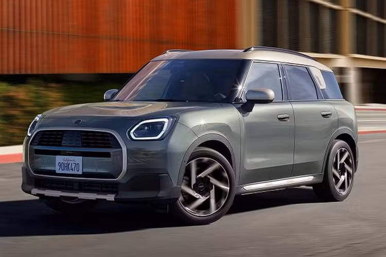 Đầu tiên là Mini Countryman C, trang bị động cơ 3 xi-lanh dung tích 1,5 lít tăng áp kết hợp với một động cơ điện nhỏ; tổng công suất 167 mã lực. Khả năng tăng tốc từ 0-100 km/h trong 8,3 giây. Tại Anh, Countryman C có các gói phong cách tùy chọn gồm Classic, Favor và JCW.