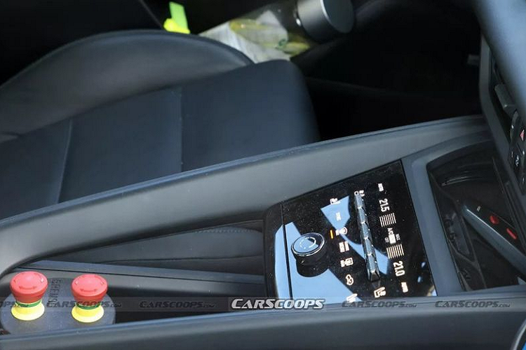 Các thông tin rò rỉ khác cho biết trang bị vận hành của SUV điện Porsche Macan EV 2024 gồm 2 mô tơ điện với công suất 603 mã lực và mô-men xoắn 1.000 Nm. Xe sử dụng công nghệ điện áp 800V kết hợp với bộ sạc 270kW, hứa hẹn cung cấp khả năng sạc nhanh ấn tượng.