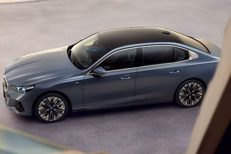 uy nhiên, đây không phải là cải tiến duy nhất so với 5 Series tiêu chuẩn – Trung Quốc cũng có màn hình toàn cảnh 31,1 inch với độ phân giải 8K và kết nối 5G, vay mượn từ 7 Series hàng đầu.