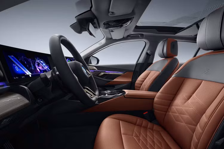 Thông số kỹ thuật của xe tại Trung Quốc cũng không khác gì bản quốc tế, mặc dù đèn pha LED mới và hệ thống chiếu sáng đường viền của lưới tản nhiệt hình quả thận ở phía trước không phải là mới, nhưng mẫu xe này được trang bị tiêu chuẩn đèn chiếu sáng số “5” độc quyền trên thị trường.