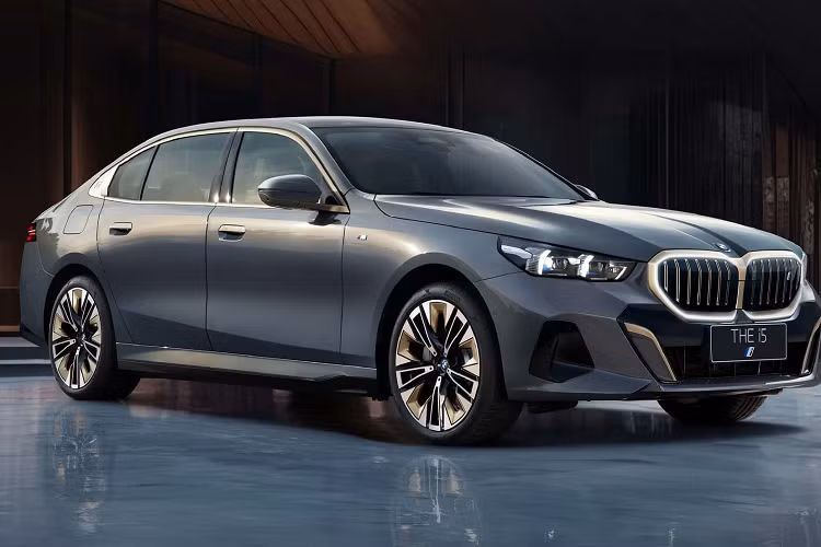 BMW 5 Series và i5 2024 mới có một số tính năng dành riêng cho hị trường tỷ dân Trung Quốc và cả hai mẫu xe sẽ được lắp ráp tại nhà máy Dadong do liên doanh BMW-Brilliance điều hành.