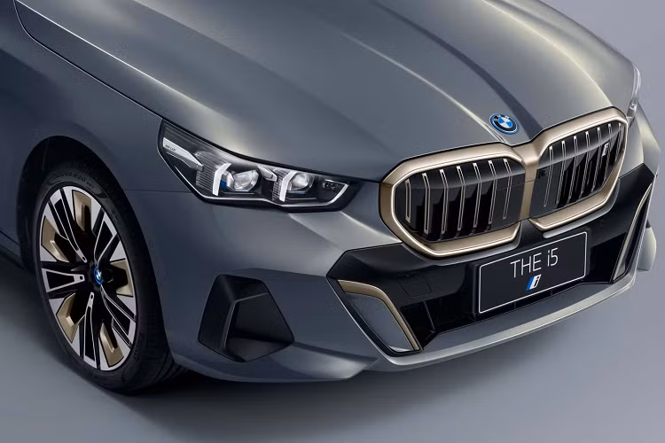 Thật không may, BMW không cung cấp thông tin về kích thước của nó nhưng xét đến việc 5 Series Li thế hệ trước dài hơn mẫu tiêu chuẩn khoảng 5,1 inch, phiên bản 2024 có thể dài khoảng 204 inch. Chiều dài tăng lên ảnh hưởng tích cực đến chiều dài cơ sở của xe và do đó, có nhiều chỗ để chân hơn cho hành khách ngồi phía sau.